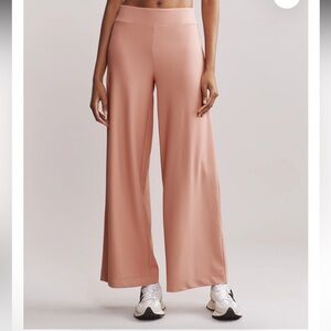 New with tags Rhône Ripple Sweatpant Cameo Pink, size medium retails $118